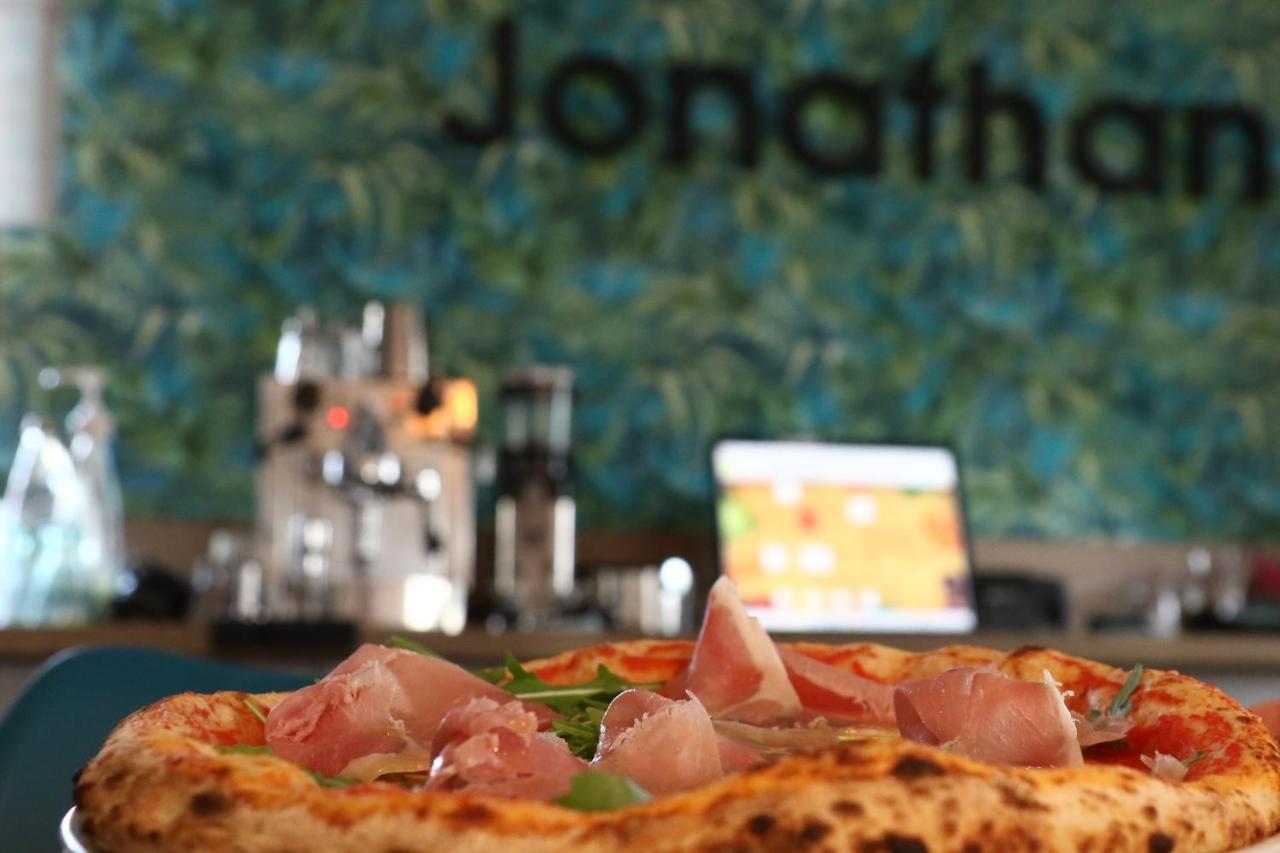 Jonathan Bed&Pizza Komarom Exterior photo