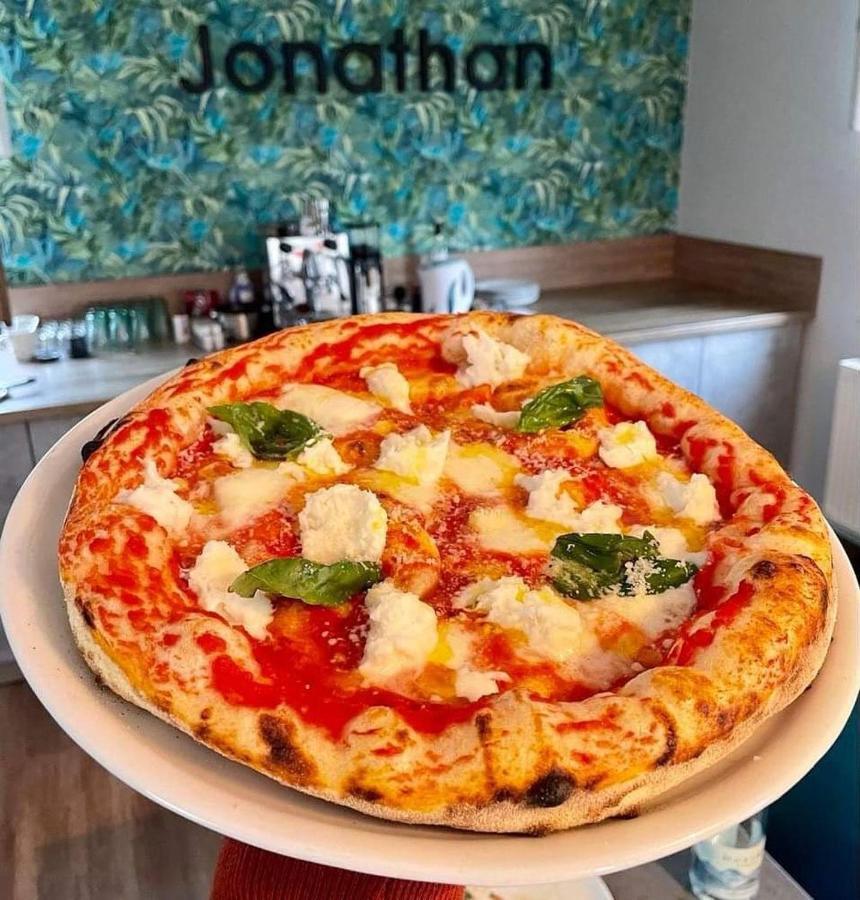 Jonathan Bed&Pizza Komarom Exterior photo